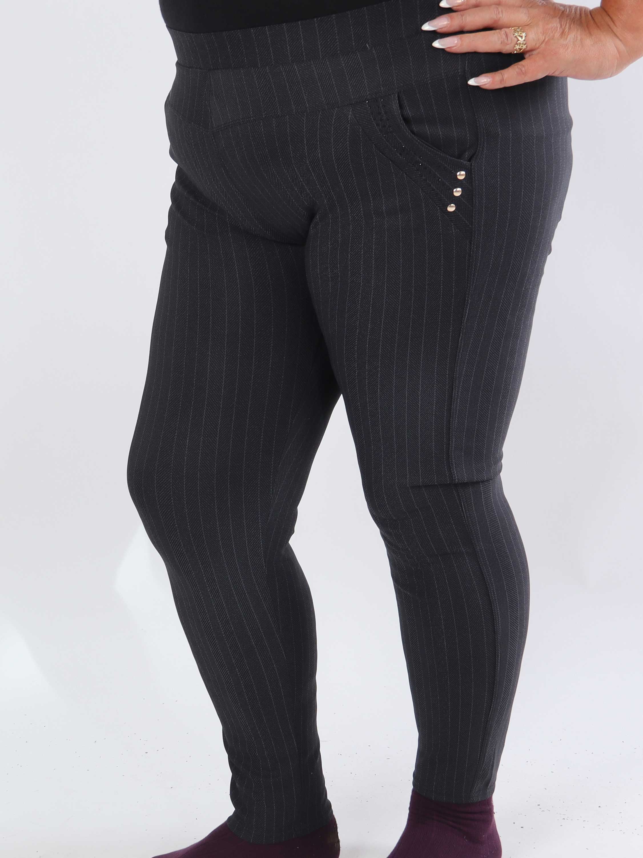 Madeline - Mörkgrå leggings i byxor med liten svart likadan